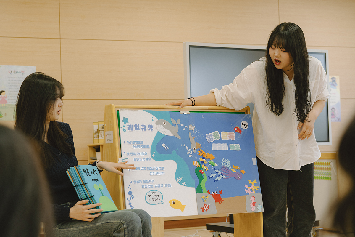 실제 어린이집과 유사한 강의실에서 모의 수업을 하는 학생 사진