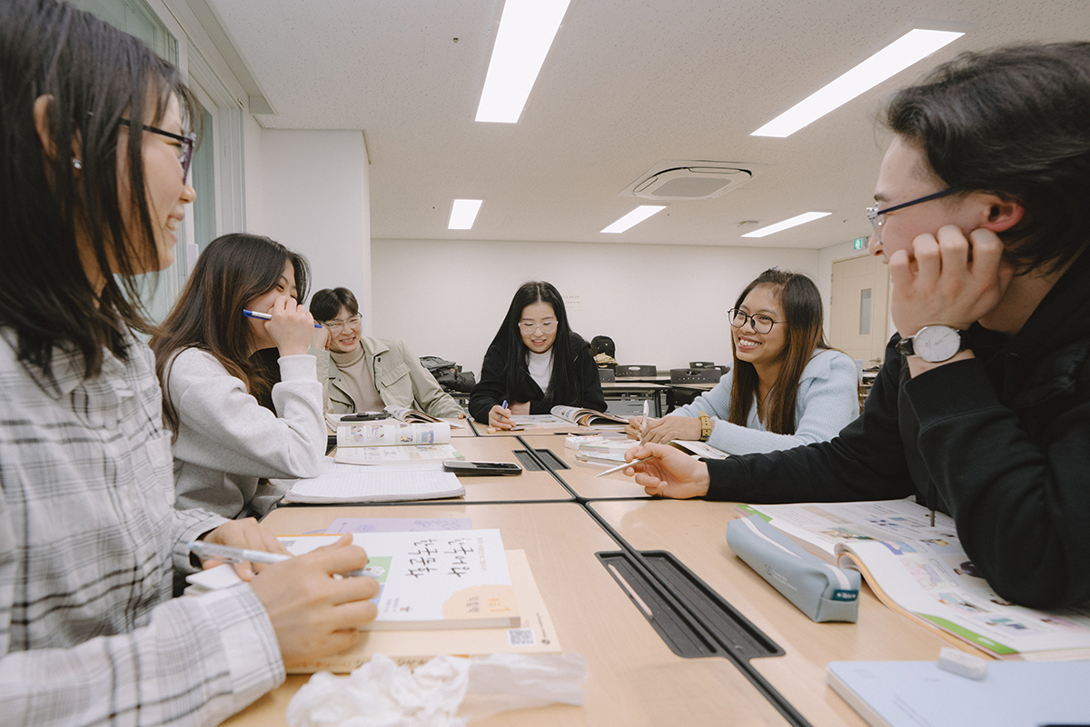 학생들이 모여서서 토론을 하고 있는 사진