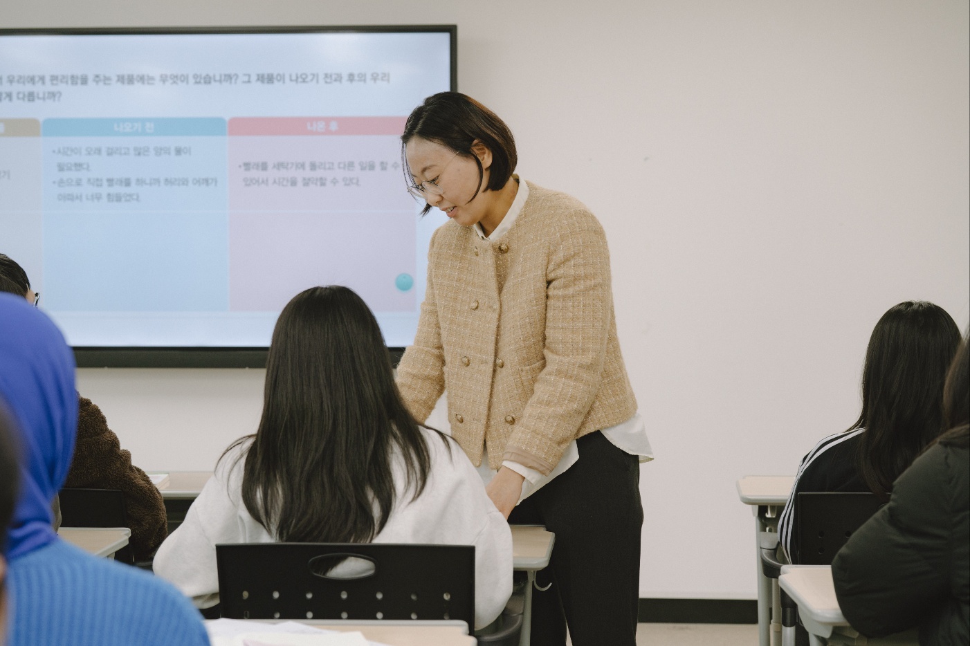 제품나오기 전과 후에 대해서 토론하는 사진